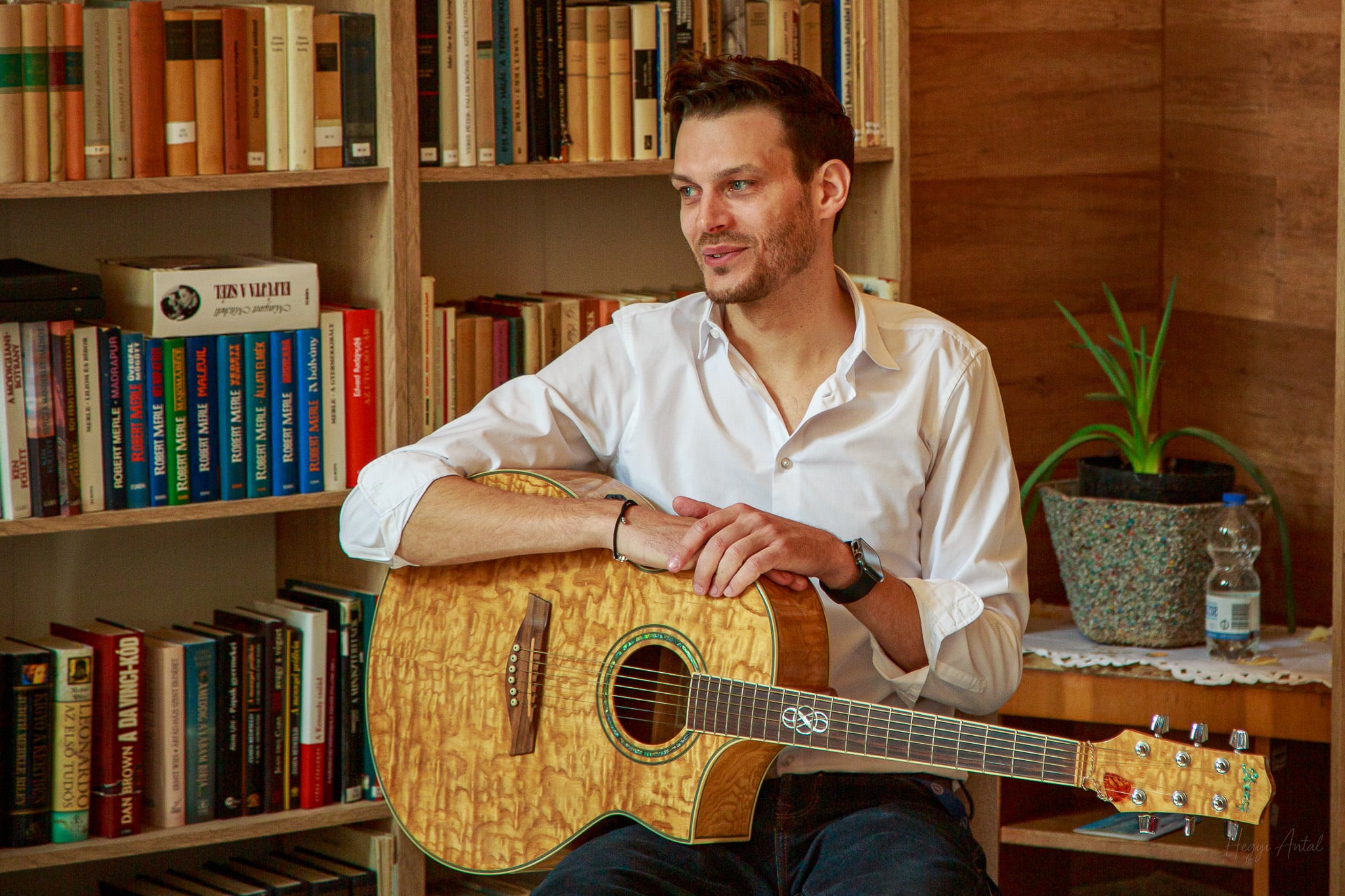 Az RC Eger elnöke gitár műsorral kedveskedik a hospice osztály betegeinek